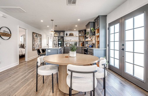 Central Oklahoma City House | 4 sumptuous bedrooms · 2 full baths · S. Downtown OKC park view · Pet-friendly