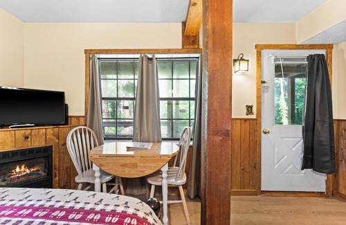 Wiley Cabin | #4 - Waterfall Retreat-Queen Riverfront Room-By Tallulah Gorge