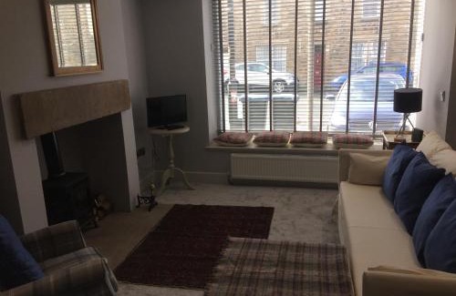 Barnard Castle House | 40 Newgate Barnard Castle -Central Location - Court Yard - Dog Friendly - Sleeps 7 - Wood Burner - Complimentary Logs & Wine - Smart TV