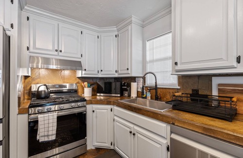 Warr Acres House | 4000 sqft Lakefront Retreat | 15 Mins to OKC State Fair | Private Hot Tub | #NH