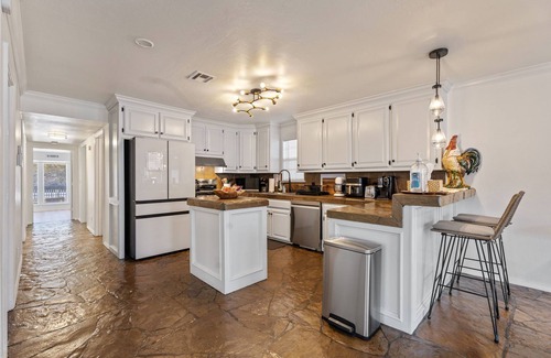 Warr Acres House | 4000 sqft Lakefront Retreat | 15 Mins to OKC State Fair | Private Hot Tub | #NH