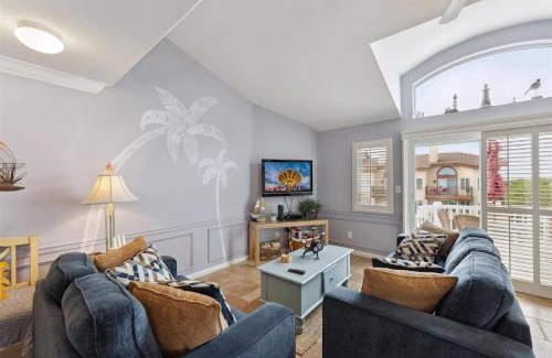 Diamond Beach Apartment | 401 E Raleigh Ave, Unit B