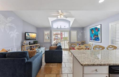 Diamond Beach Apartment | 401 E Raleigh Ave, Unit B