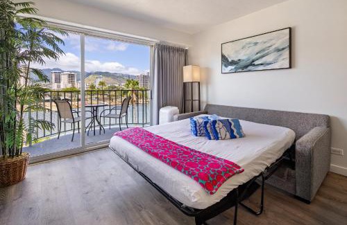 McCully - Moiliili Apartment | 401 FREE Parking 10 min beach 2b-Waikiki Ala Moana