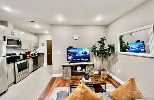 Center City Apartment | 405 Spacious and superior 1BDR APT in center city