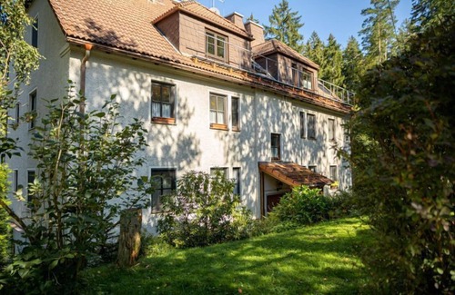 Weissenstadt Apartment | 40qm-große Ferienwohnung mit Blick auf den Waldrand