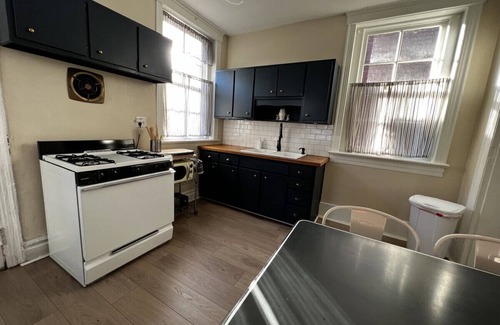 Old Louisville Apartment | 414 # 1 · Stellar Suites | Mid Century Vibes | St.James Ct