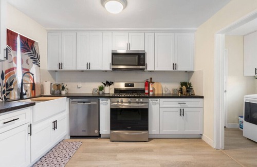 Greenacres House | 414) Relaxing House with Pool +free hot yoga class