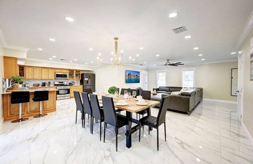 Hollywood Lakes Villa | 419 N 14 Ave Hollywood FL