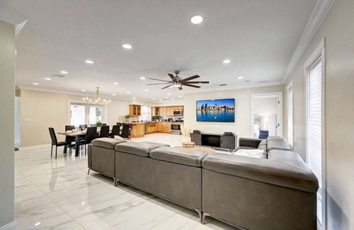 Hollywood Lakes Villa | 419 N 14 Ave Hollywood FL
