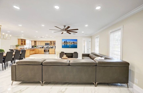 Hollywood Lakes Villa | 419 N 14 Ave Hollywood FL