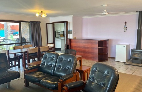Rainbow Beach House | 42 Rumbalara Avenue - Rainbow Beach. Huge Beach House - Bring The Whole Family!