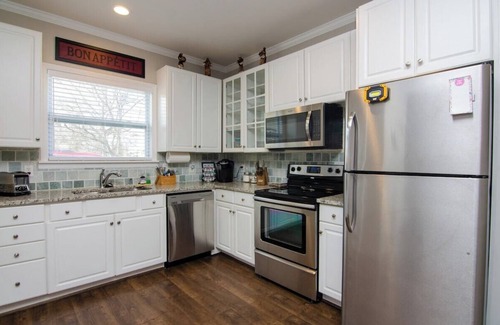 Franklin House | 421A Eddy · Downtown Franklin Fun! 1 mile to all the fun