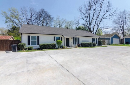 Franklin House | 421A Eddy · Downtown Franklin Fun! 1 mile to all the fun