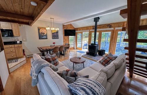 Twin Mountain House | 43TV peaceful retreat in the White Mountain, fireplace, fire pit, large yard, WiFi, AC!