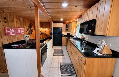 Twin Mountain House | 43TV peaceful retreat in the White Mountain, fireplace, fire pit, large yard, WiFi, AC!
