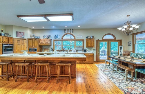 Maggie Valley Cabin | 44 Gathering Place (Hot Tub) 44 Golf View Rd: 6 BR, 4.5 BA Cabin/Bungalow in Maggie Valley, Sleeps 14