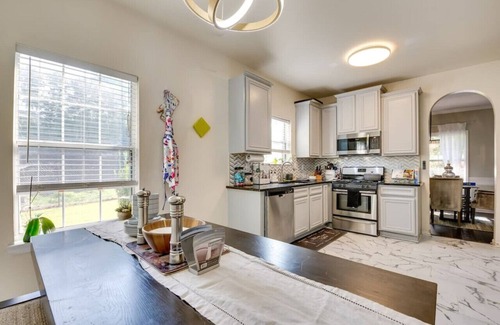 Snellville House | 441) Beautiful decor + tons of space!