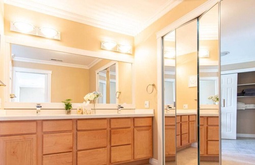 Tukwila House | 4429 entire · Gorgeous 6BR 3BA house near airport & Seattle