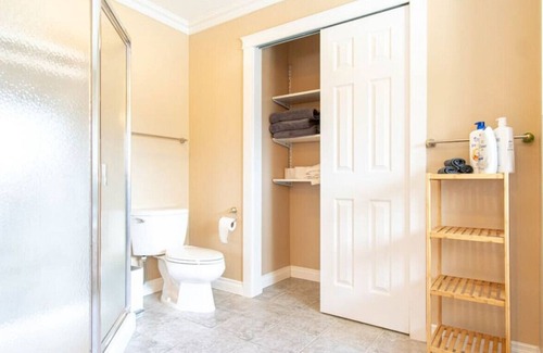 Tukwila House | 4429 entire · Gorgeous 6BR 3BA house near airport & Seattle