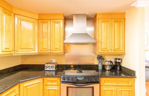 Tukwila House | 4429 lower A · Stylish 3BR suite near airport & Seattle-Unit A