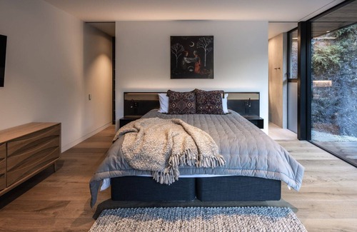Closeburn Villa | 45 Degrees South|BBQ |Hot Tub |Private