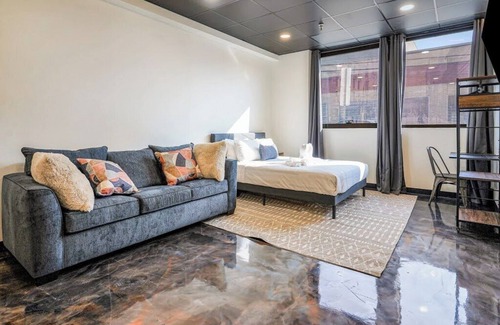 North Oakland Apartment | 461 Melwood Suites Unit 102 Studio