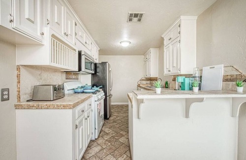 Raisin House | 4689 E Cambridge House · Fresno Airport Wonderfull Home King Bed, deep bath