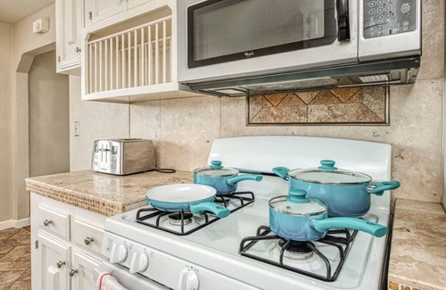 Raisin House | 4689 E Cambridge House · Fresno Airport Wonderfull Home King Bed, deep bath