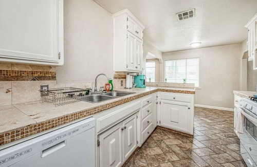Raisin House | 4689 E Cambridge House · Fresno Airport Wonderfull Home King Bed, deep bath
