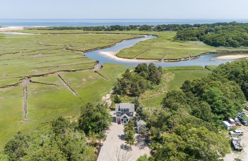 East Sandwich House | 497 A Route 6A East Sandwich- Cape Cod - - The Hideaway