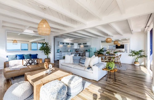 Eastern Malibu House | 4B/4B Beach Homes with Private Beach Access