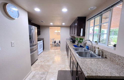 Azusa House | 4B3B Modern Spacious House with Nice Backyard