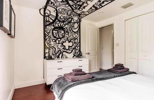 West Palm Beach House | 4BD 2BA - Black&White ArtBNB - Antique Row WPB
