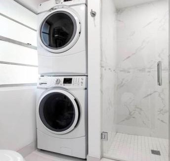 West Palm Beach House | 4BD 2BA - Black&White ArtBNB - Antique Row WPB