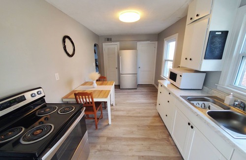 Southside House | 4Bd 2Ba Duplex@Central Louisville