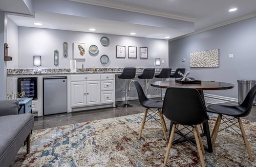 River Mountain House | 4BD 3.5BA Family Retreat + 1/2 Basketball Court