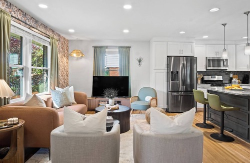Wendover - Sedgewood House | 4BD Cozy Getaway - Eclectic, Central, Near Airport