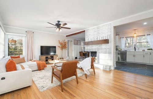Downtown House | 4BD Cozy Urban Escape 5 Mins to DWTN & WakeMed. Movie Room and Arcade Game!