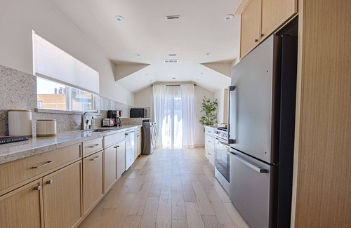 Los Feliz House | 4BD LA Villa with Jacuzzi, Sauna, and Outdoor Blis