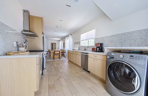 Los Feliz House | 4BD LA Villa with Jacuzzi, Sauna, and Outdoor Blis