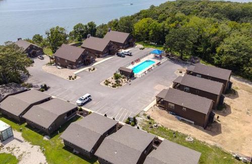 Lampe House | 4BD Lodge at Table Rock Lake - Near Marina - Pool - FREE TICKETS INCLUDED - BBH