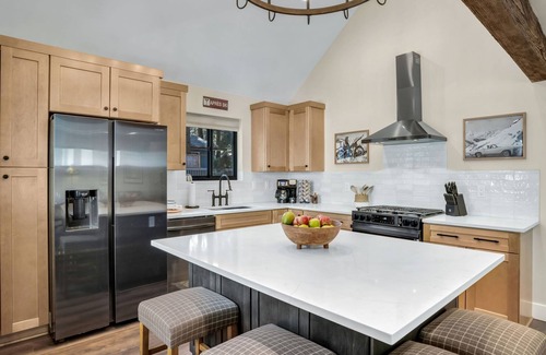 Mountainaire House | 4BD Modern Home in the Pines - Games - Close to Downtown & Hiking