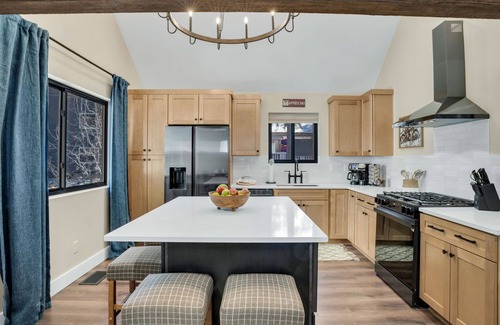 Mountainaire House | 4BD Modern Home in the Pines - Games - Close to Downtown & Hiking