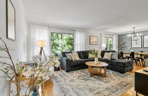 Eastgate House | 4BD Near Downtown - Theatre, Patio, Games