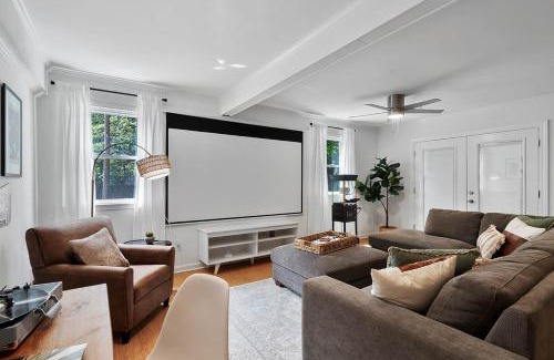 Eastgate House | 4BD Near Downtown - Theatre, Patio, Games