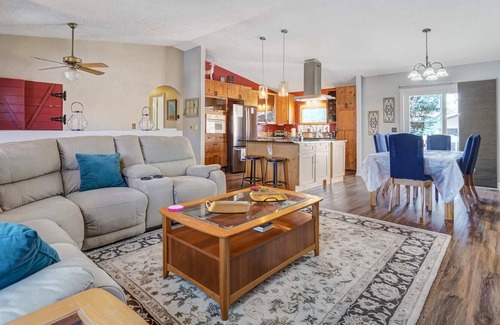 Northwest Colorado Springs House | 4BD with Huge TV and Fireplace! Close to Parks!