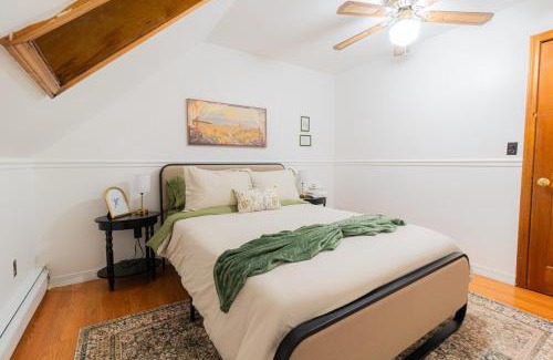Winter Hill Apartment | 4BDR Near Tufts-10min-Walk to Subway-Free Parking
