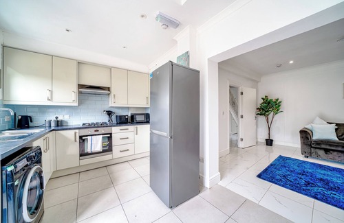 London Borough of Hounslow Apartment | 4bed house, free parking, garden, and office space