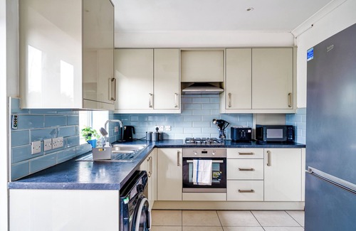 London Borough of Hounslow Apartment | 4bed house, free parking, garden, and office space